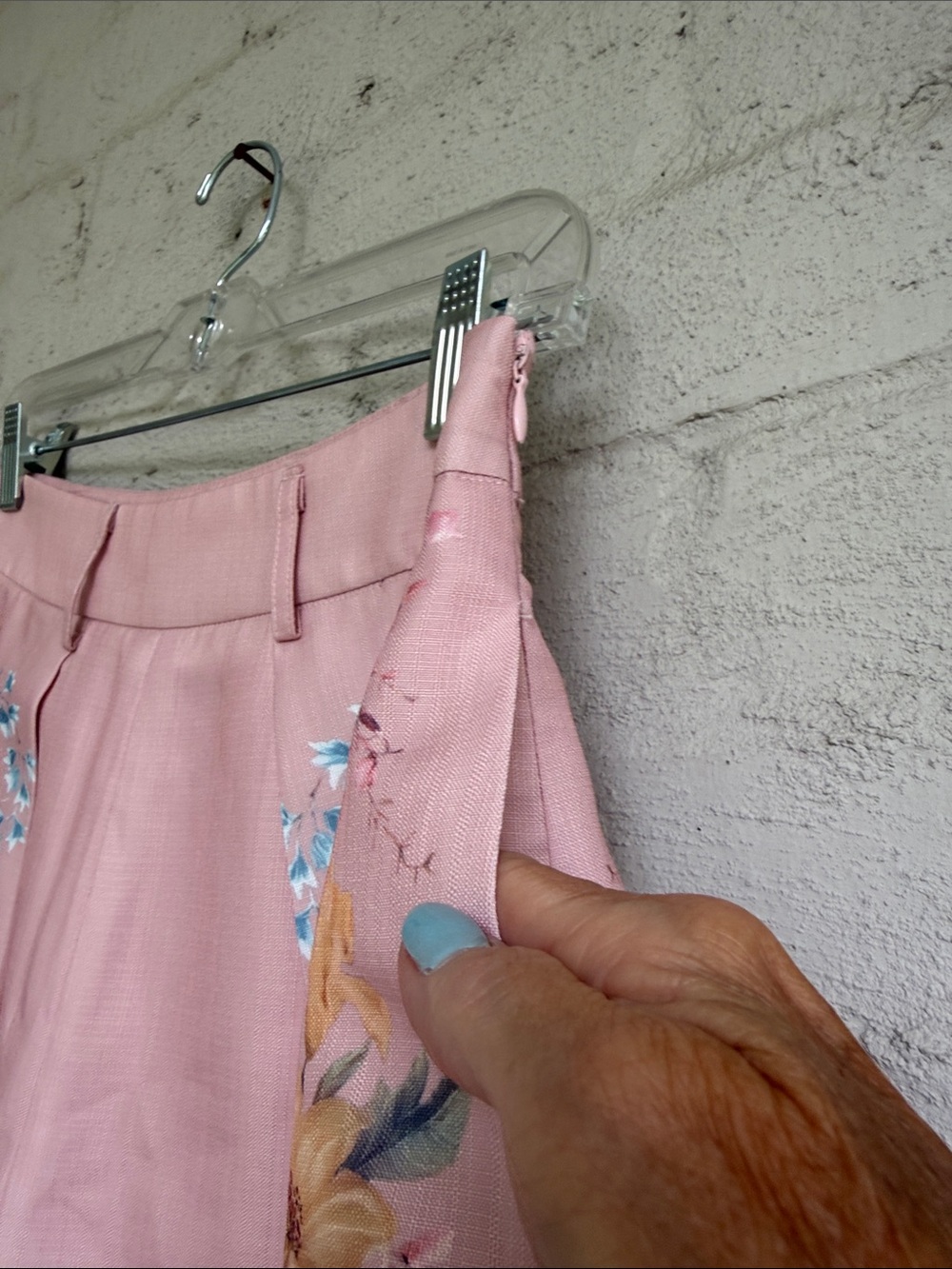 Commense Pink Floral High-Waist Pleated Front Shorts Size Small - Picture 6 of 13